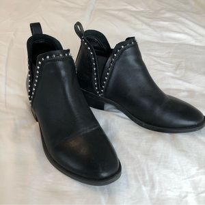 STEVE MADDEN Kosmam black leather ankle boots. Size 7.5.